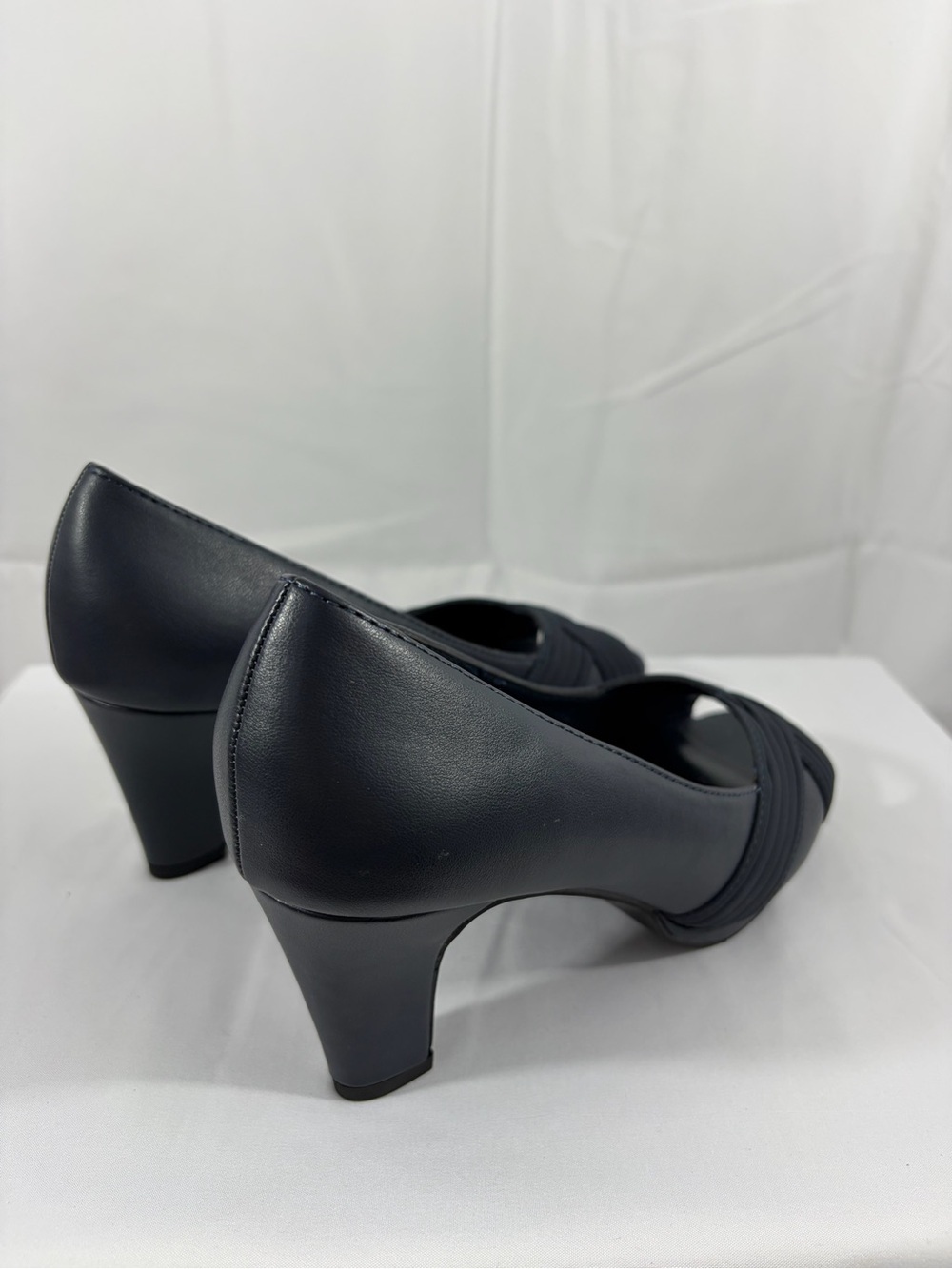 NWT Easy Street Women’s Size 6.5W Classic Navy Peep-Toe Pumps - Picture 3 of 7